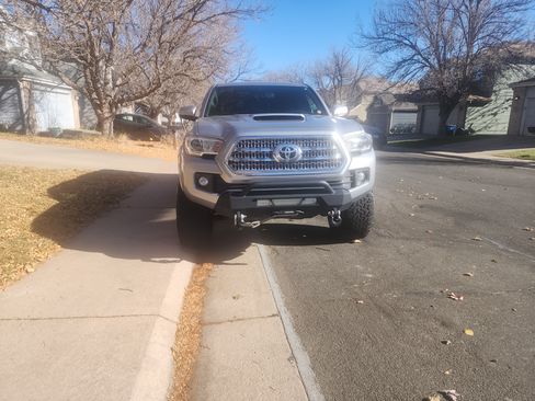 Used 2017 Toyota Tacoma TRD Sport image 14
