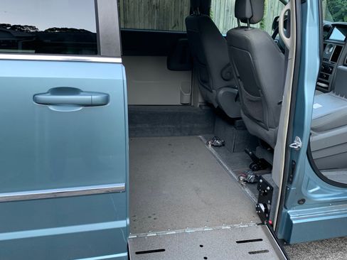 Used 2010 Chrysler Town & Country Touring image 6