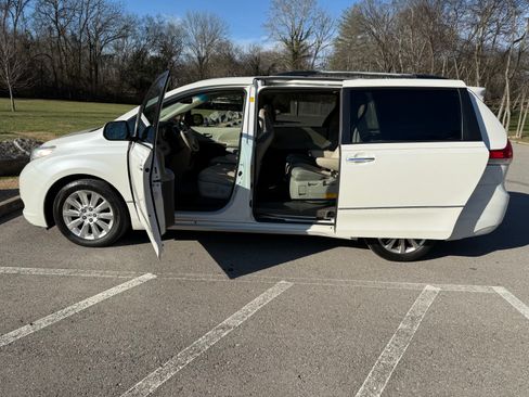 Used 2011 Toyota Sienna Limited image 4
