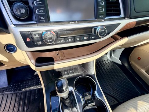 Used 2015 Toyota Highlander Limited Platinum image 17
