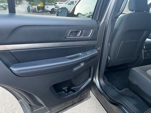 Used 2018 Ford Explorer XLT AWD/4WD image 19