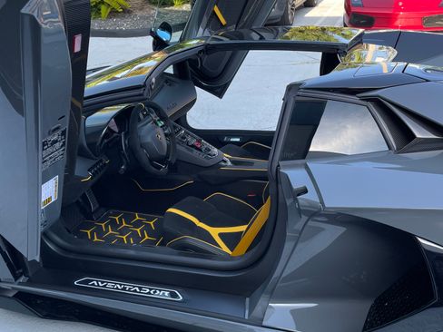 Used 2021 Lamborghini Aventador SVJ AWD/4WD image 10