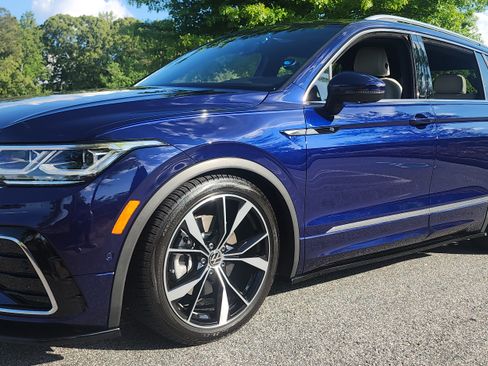 Used 2024 Volkswagen Tiguan SEL R-Line image 2