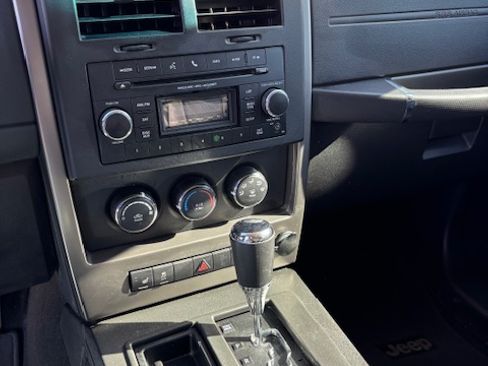 Used 2012 Jeep Liberty Sport image 10