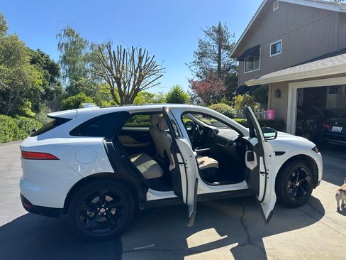 Used 2017 Jaguar F-PACE Premium image 2