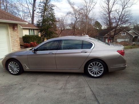 Used 2019 BMW 740i w/ Executive Package image 11