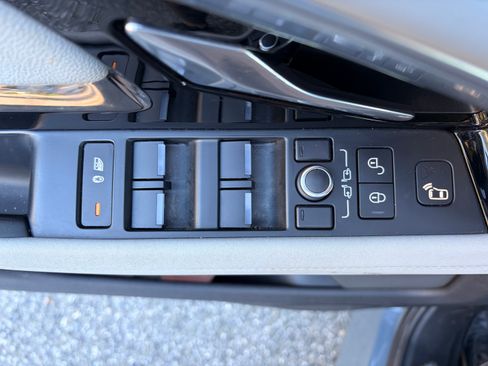 Used 2020 Land Rover Range Rover Evoque First Edition image 13