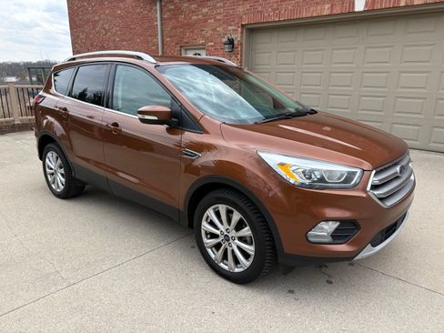 Used 2017 Ford Escape Titanium image 2