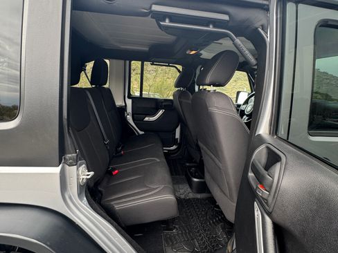 Used 2015 Jeep Wrangler Unlimited Rubicon w/ Connectivity Group image 16