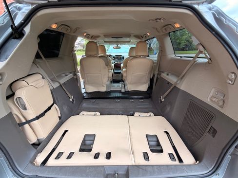 Used 2011 Toyota Sienna XLE w/ Premium Pkg FWD image 9