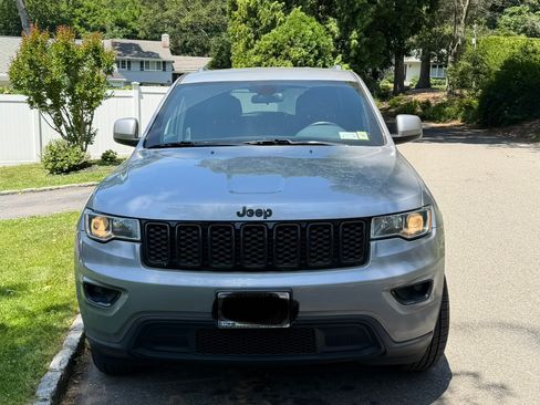 Used 2019 Jeep Grand Cherokee Laredo AWD/4WD image 2