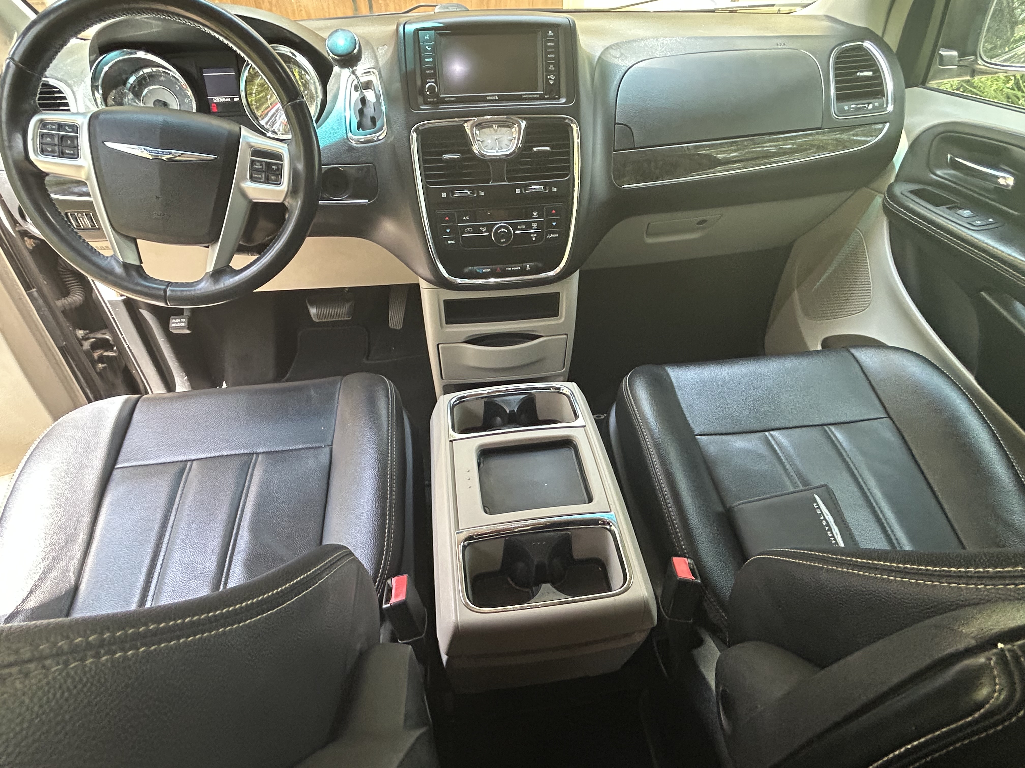 Used 2015 Chrysler Town & Country Touring FWD image 11