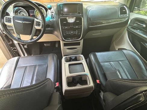 Used 2015 Chrysler Town & Country Touring image 11