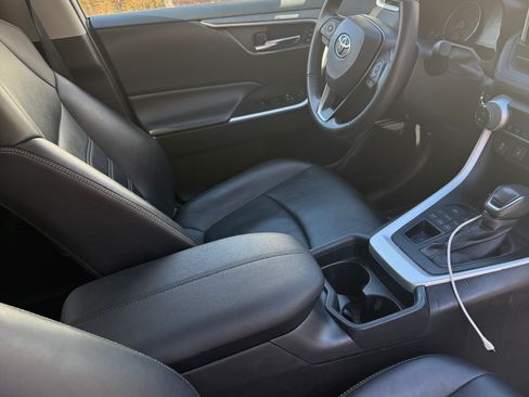 Used 2020 Toyota RAV4 XLE Premium image 4