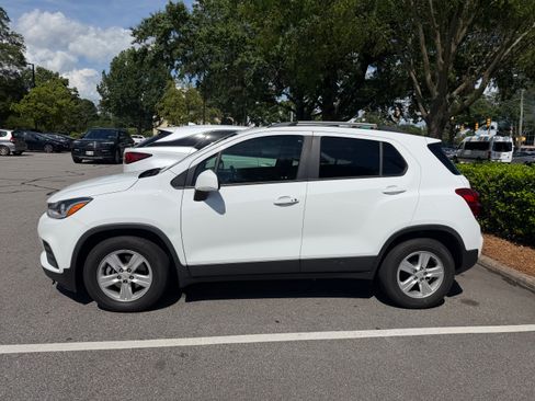Used 2021 Chevrolet Trax LT w/ LT Convenience Package FWD image 4