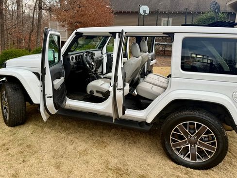 Used 2022 Jeep Wrangler 4xe High Altitude image 13