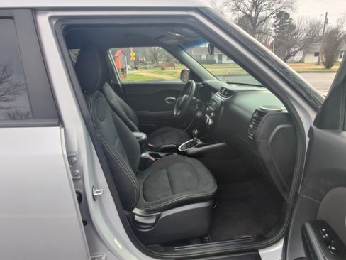 Used 2016 Kia Soul + image 11