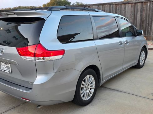 Used 2013 Toyota Sienna XLE w/ Entertainment Pkg image 9