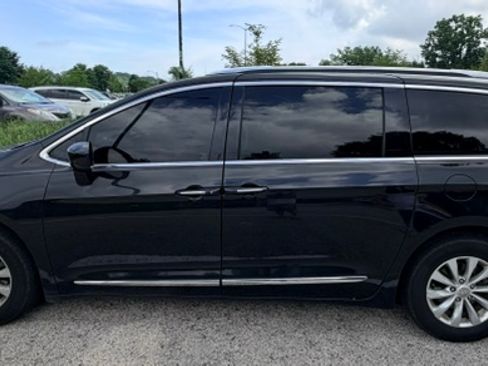 Used 2019 Chrysler Pacifica Touring-L FWD image 4