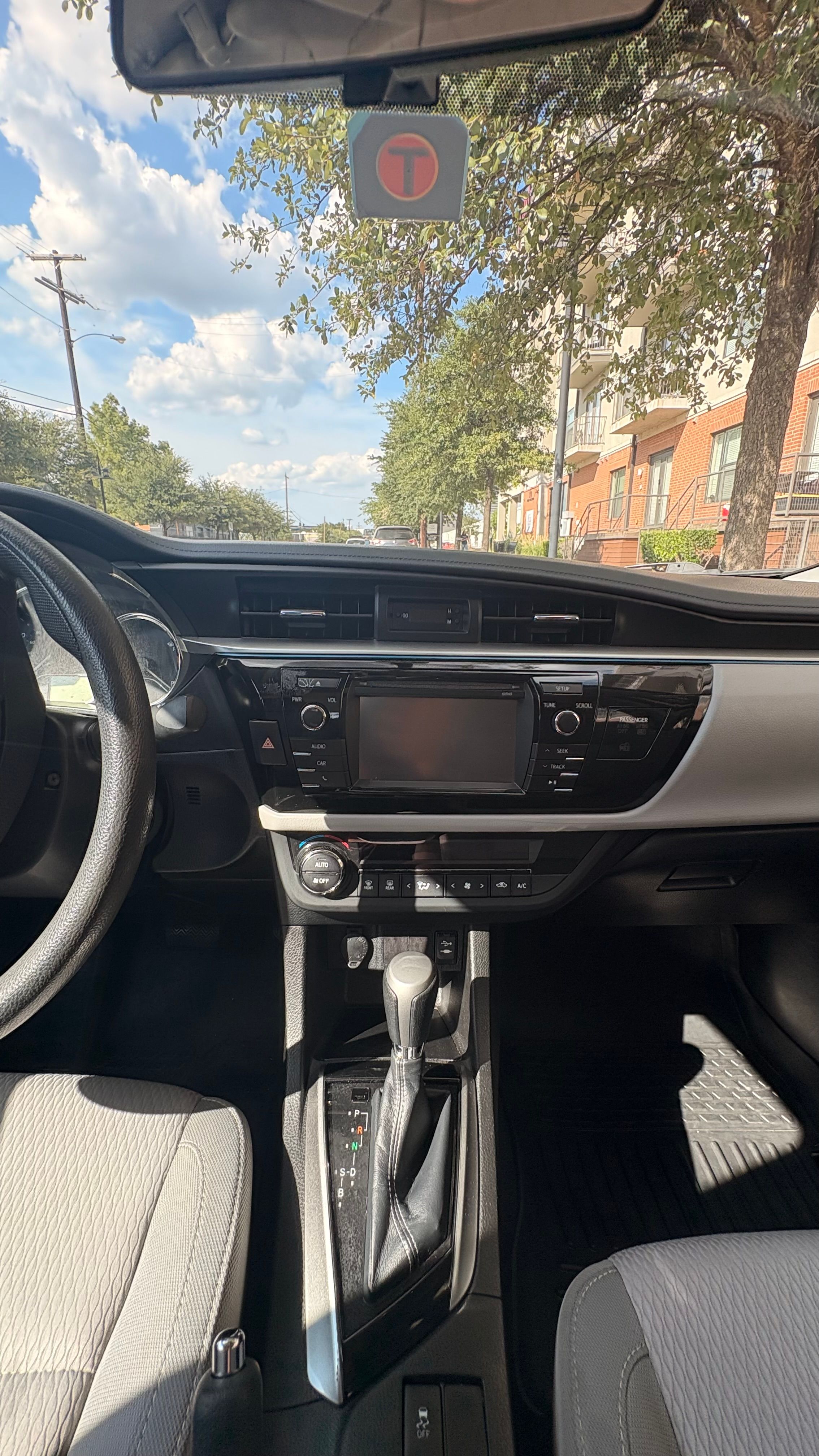 Used 2015 Toyota Corolla LE FWD image 18