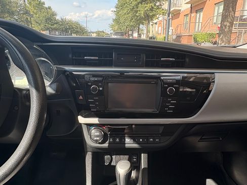 Used 2015 Toyota Corolla LE FWD image 18