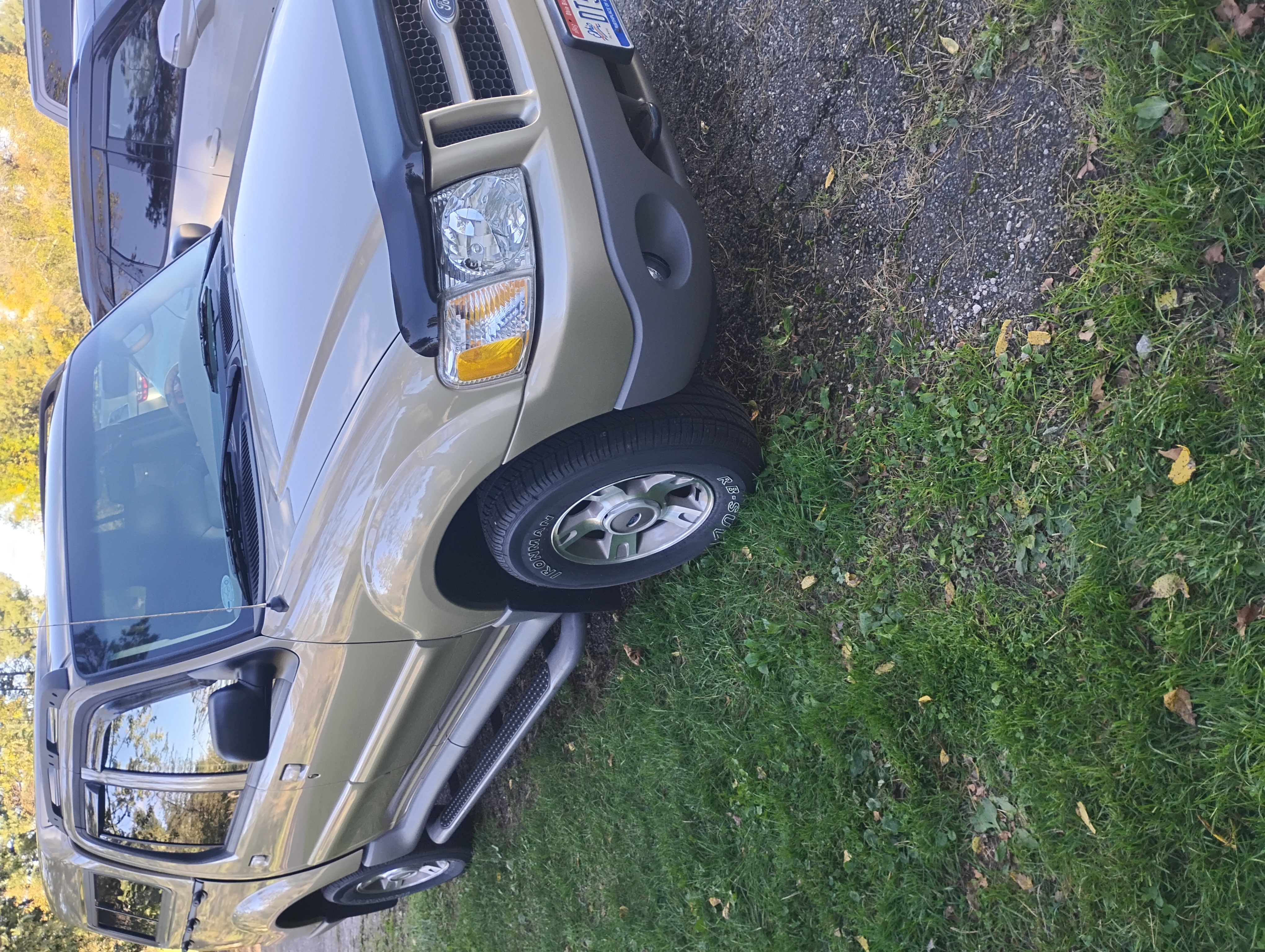 Used 2003 Ford Explorer Sport Trac XLT AWD/4WD image 2