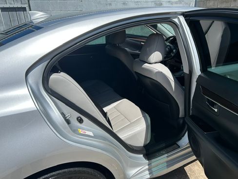 Used 2016 Lexus ES 350 w/ Luxury Package w/Wood Trim FWD image 9