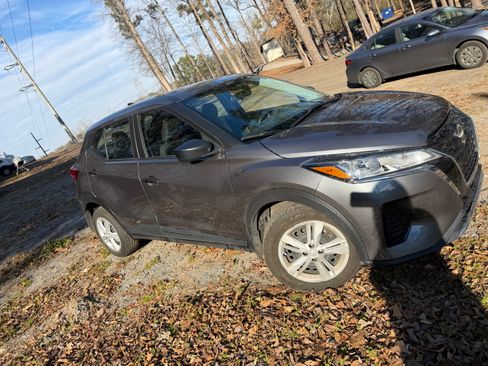 Used 2023 Nissan Kicks S image 2