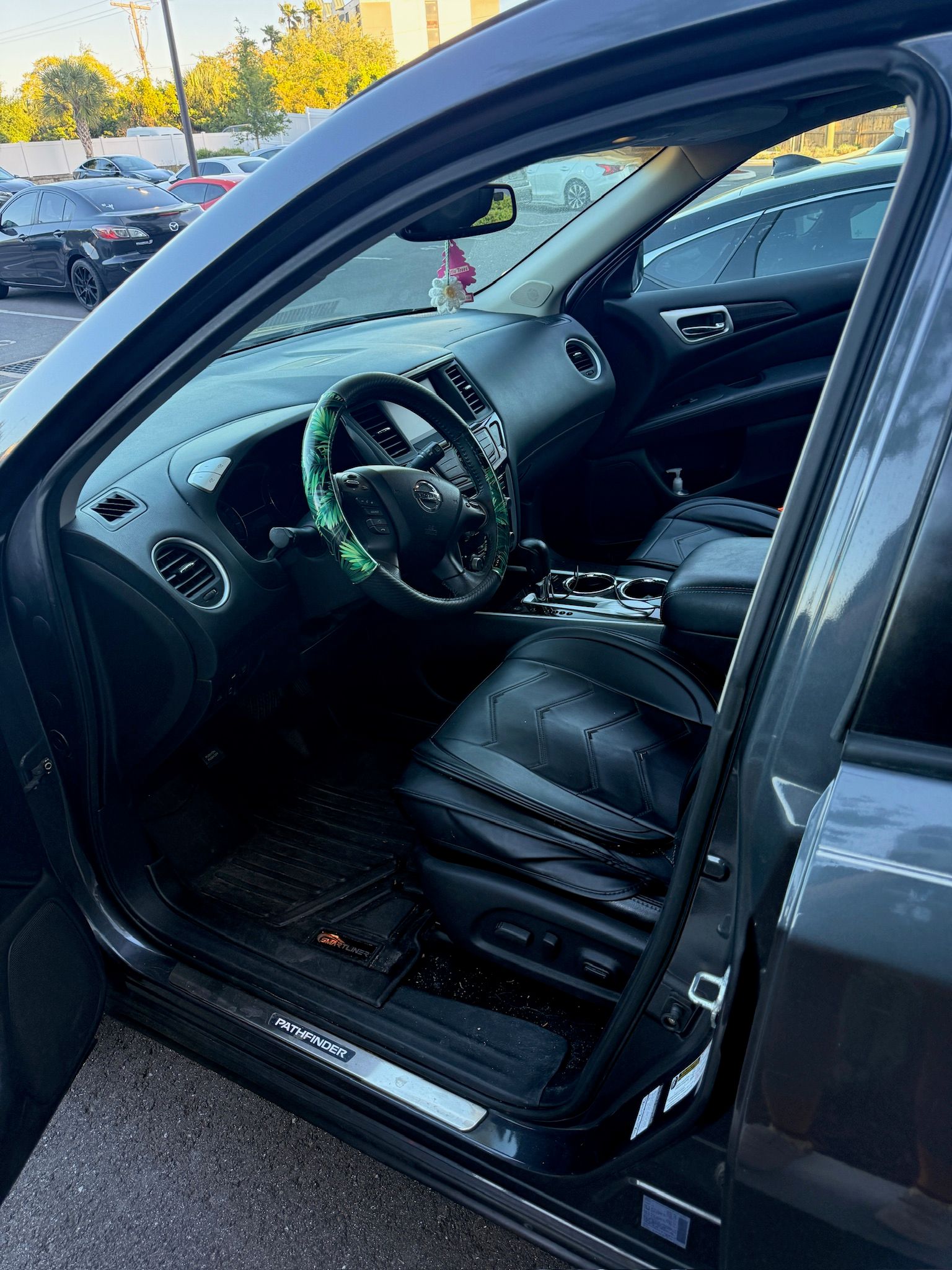 Used 2013 Nissan Pathfinder SL w/ SL Premium Pkg FWD image 5