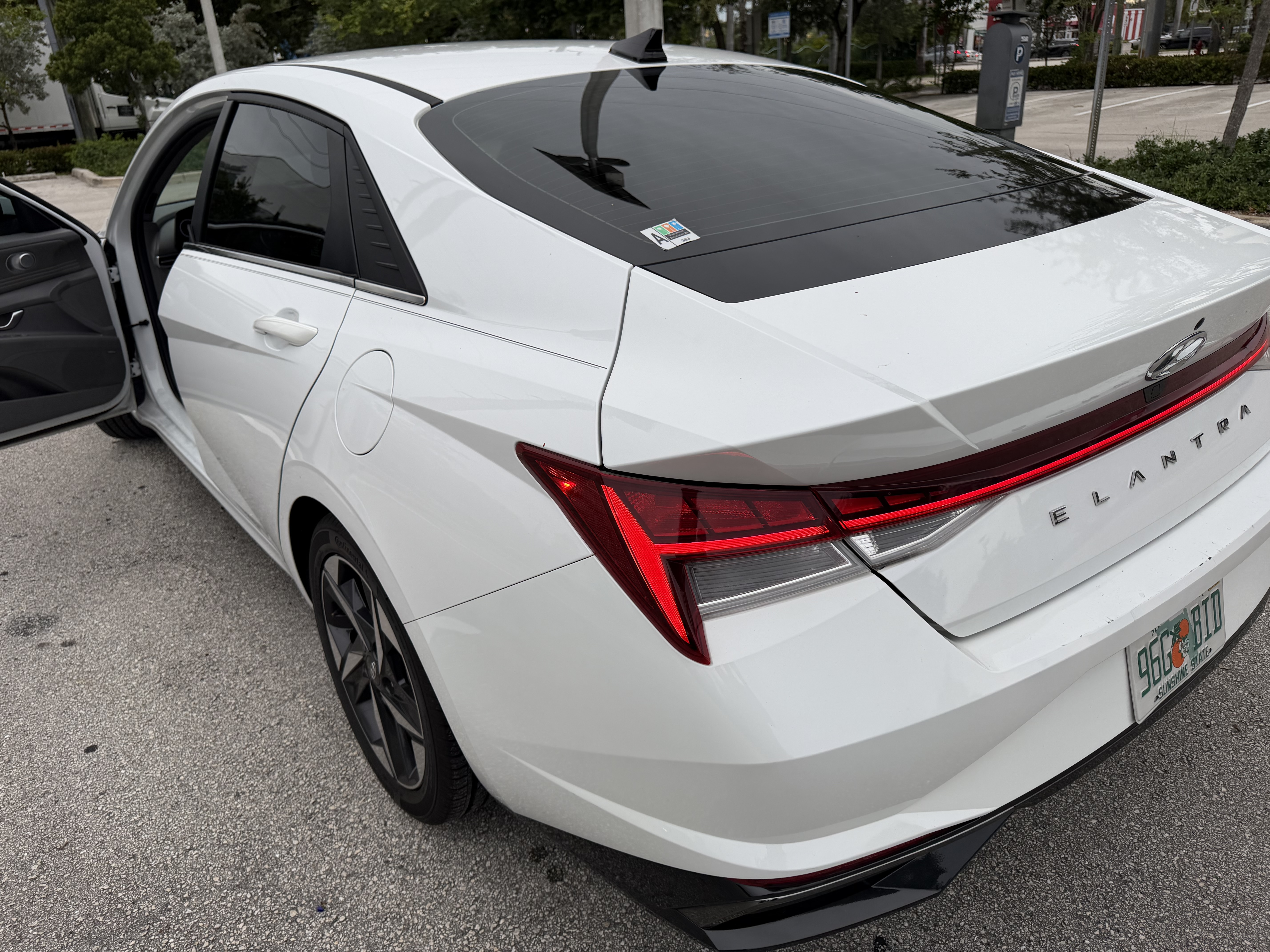 Used 2021 Hyundai Elantra SEL w/ Convenience + Premium Package FWD image 9