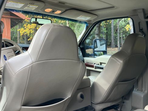 Used 2010 Ford F250 Lariat image 16