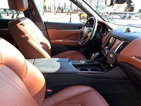 Used 2020 Maserati Levante image 10