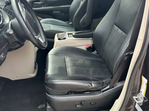 Used 2016 Chrysler Town & Country Touring-L image 23