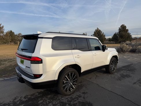 Used 2024 Lexus GX 550 w/ Accessory Package (Z1) image 4