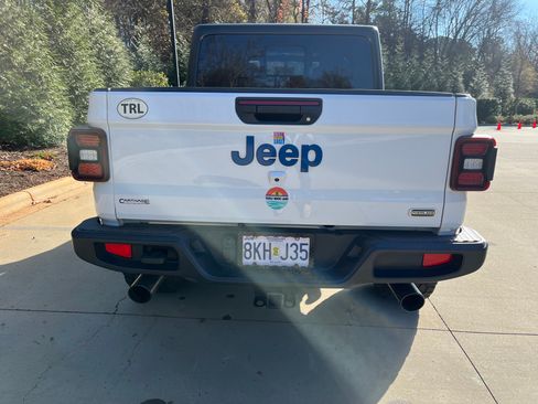 Used 2020 Jeep Gladiator Overland image 2