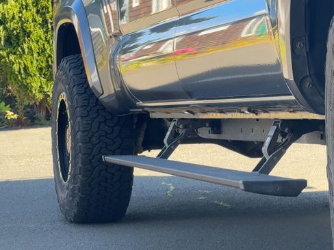 Used 2018 Toyota Tacoma TRD Sport image 5