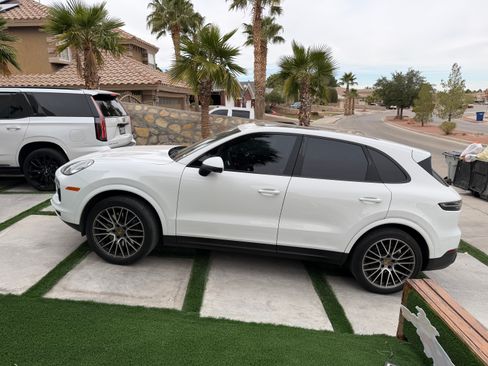 Used 2023 Porsche Cayenne Platinum Edition image 9