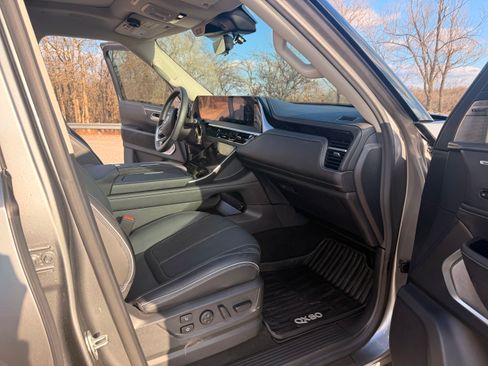 Used 2025 INFINITI QX80 Sensory image 16