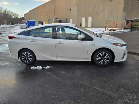 Used 2018 Toyota Prius Prime Premium image 2