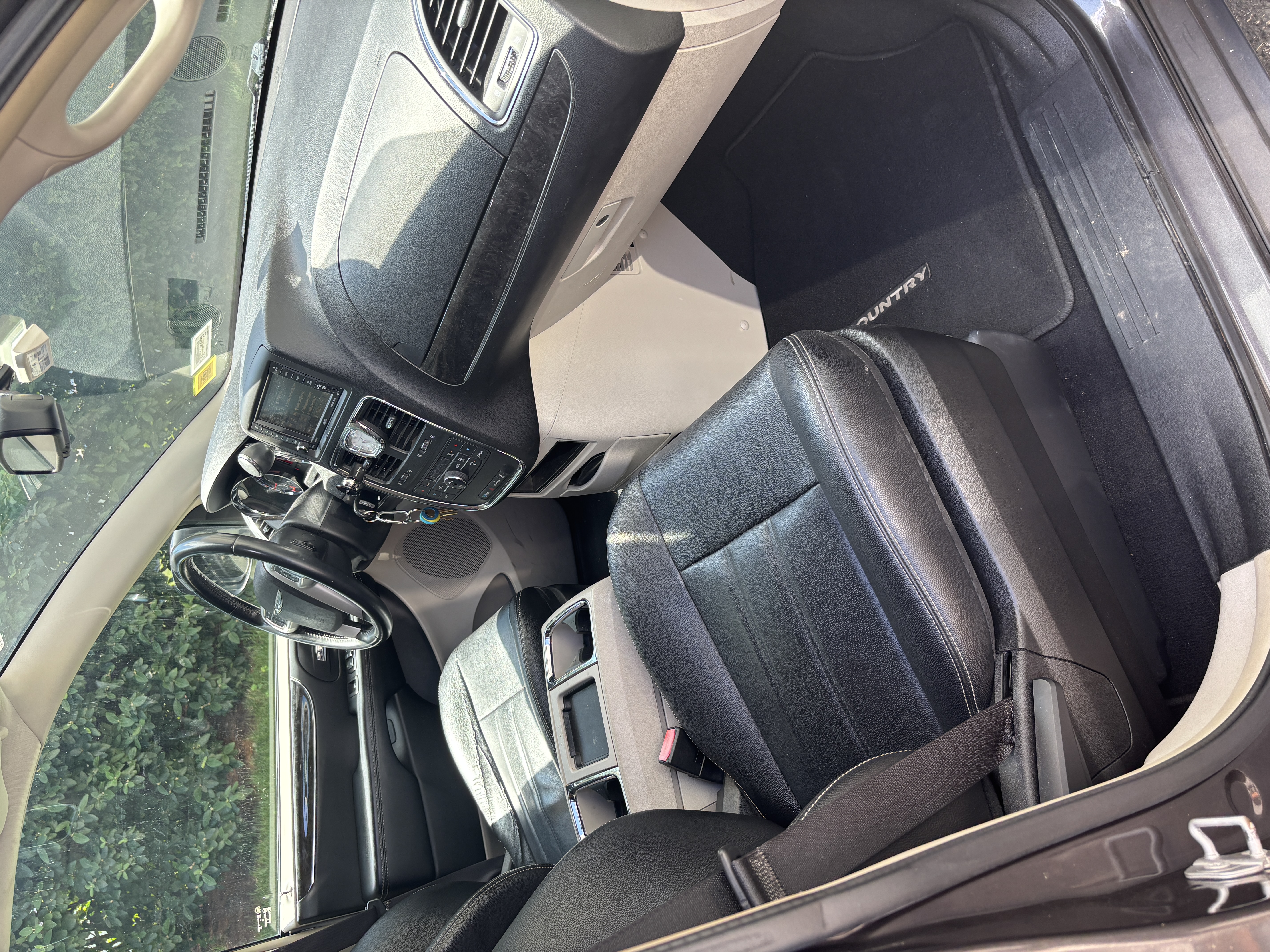 Used 2015 Chrysler Town & Country Touring FWD image 14