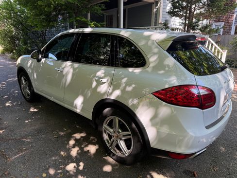 Used 2014 Porsche Cayenne Platinum Edition AWD/4WD image 2