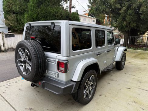 Used 2024 Jeep Wrangler Unlimited w/ Technology Group image 5