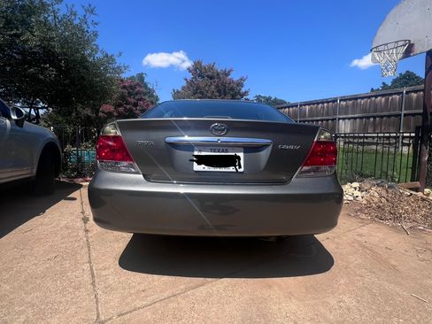 Used 2006 Toyota Camry XLE FWD image 2