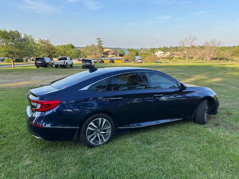 Used 2018 Honda Accord Touring image 2