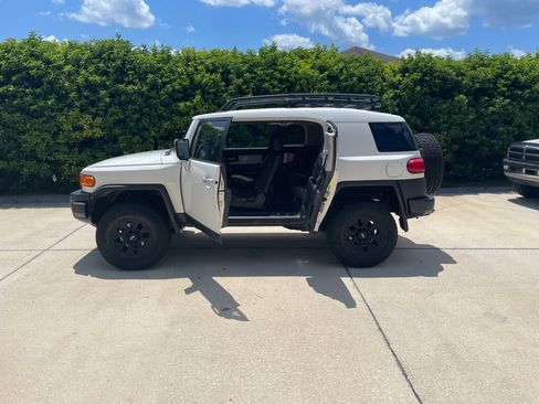 Used 2011 Toyota FJ Cruiser 4WD w/ Upgrade Pkg image 11