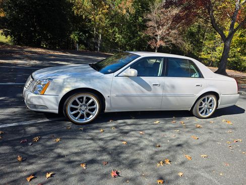 Used 2006 Cadillac DTS Performance image 2