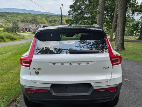 Used 2022 Volvo XC40 T5 R-Design image 4