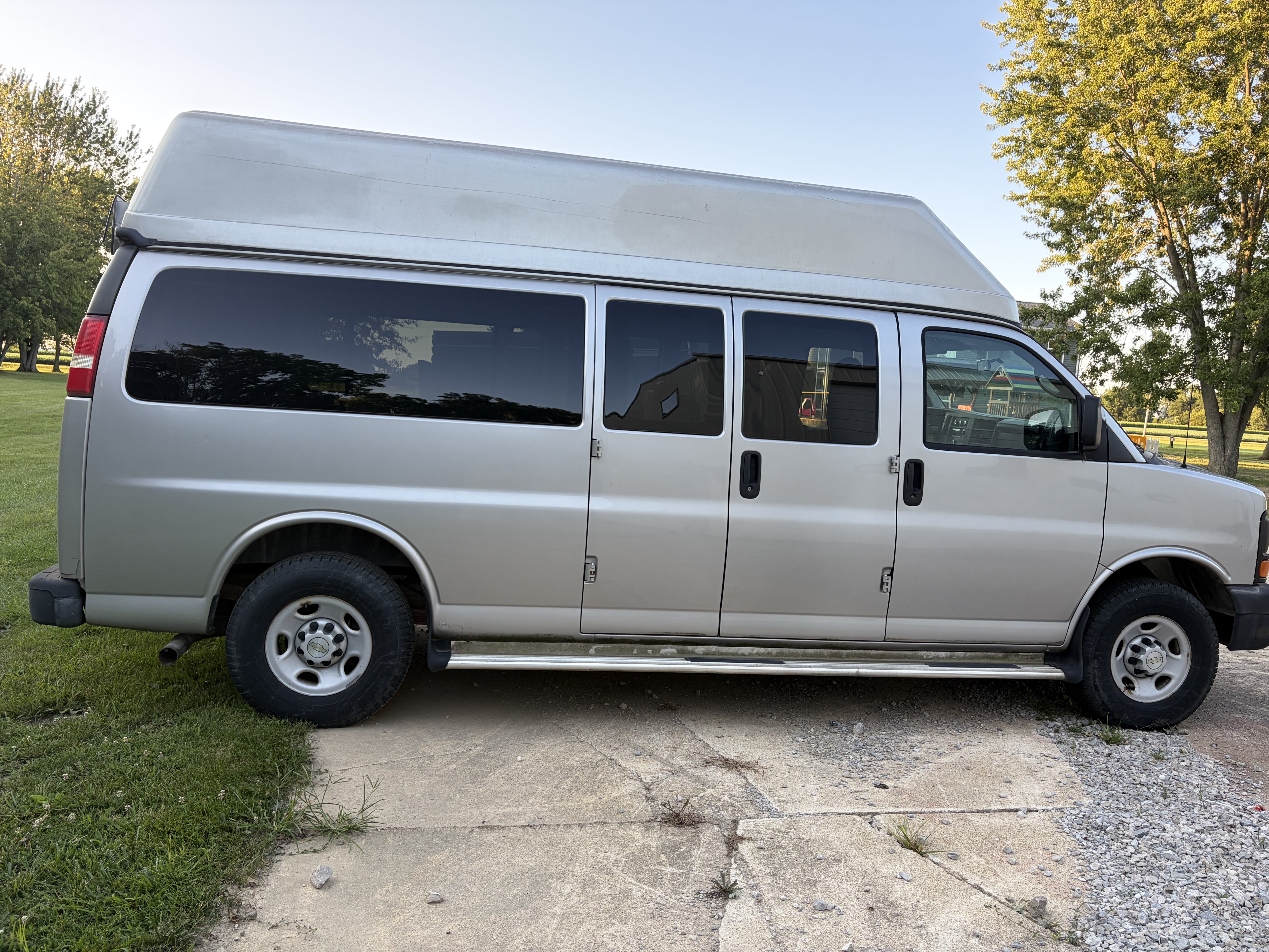 Used 2009 Chevrolet Express 3500 Extended Passenger RWD image 11