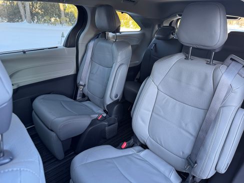 Used 2024 Toyota Sienna Limited image 11