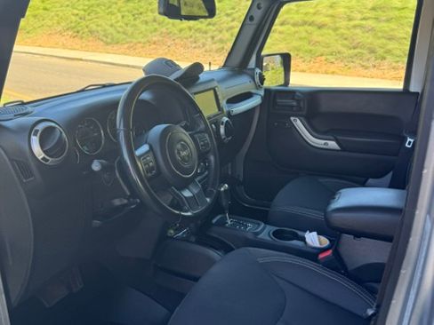 Used 2018 Jeep Wrangler Unlimited Sahara w/ Connectivity Group AWD/4WD image 9